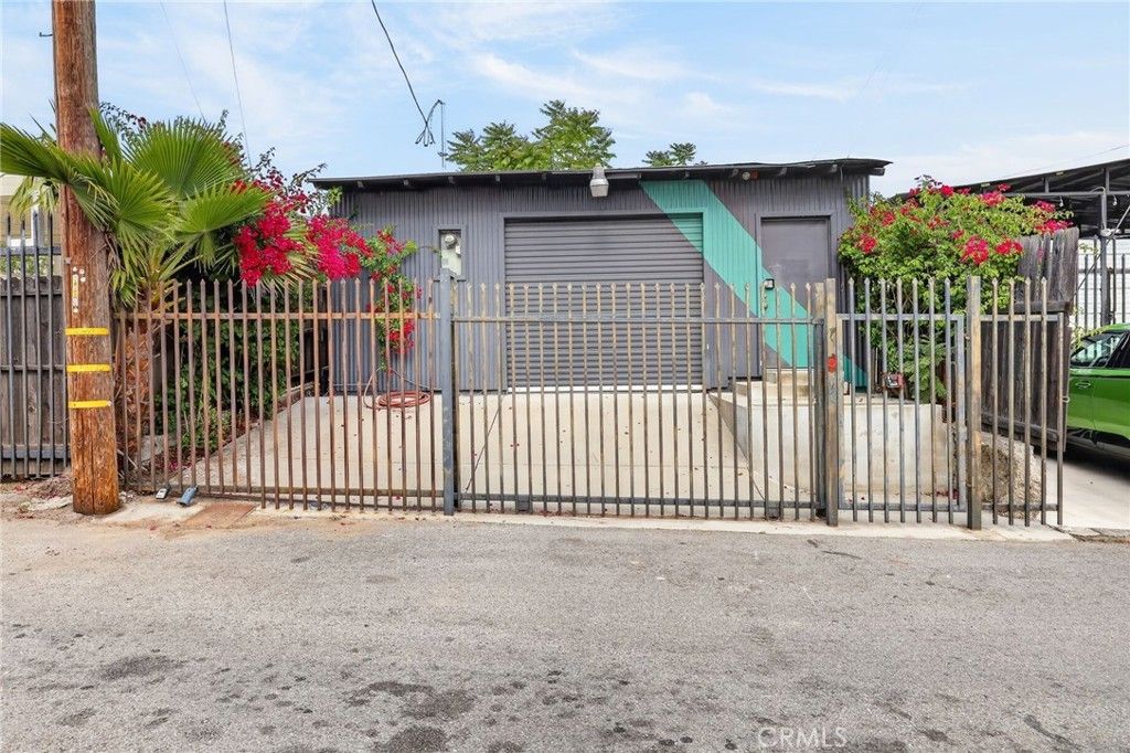 9939 Commerce Avenue, Tujunga