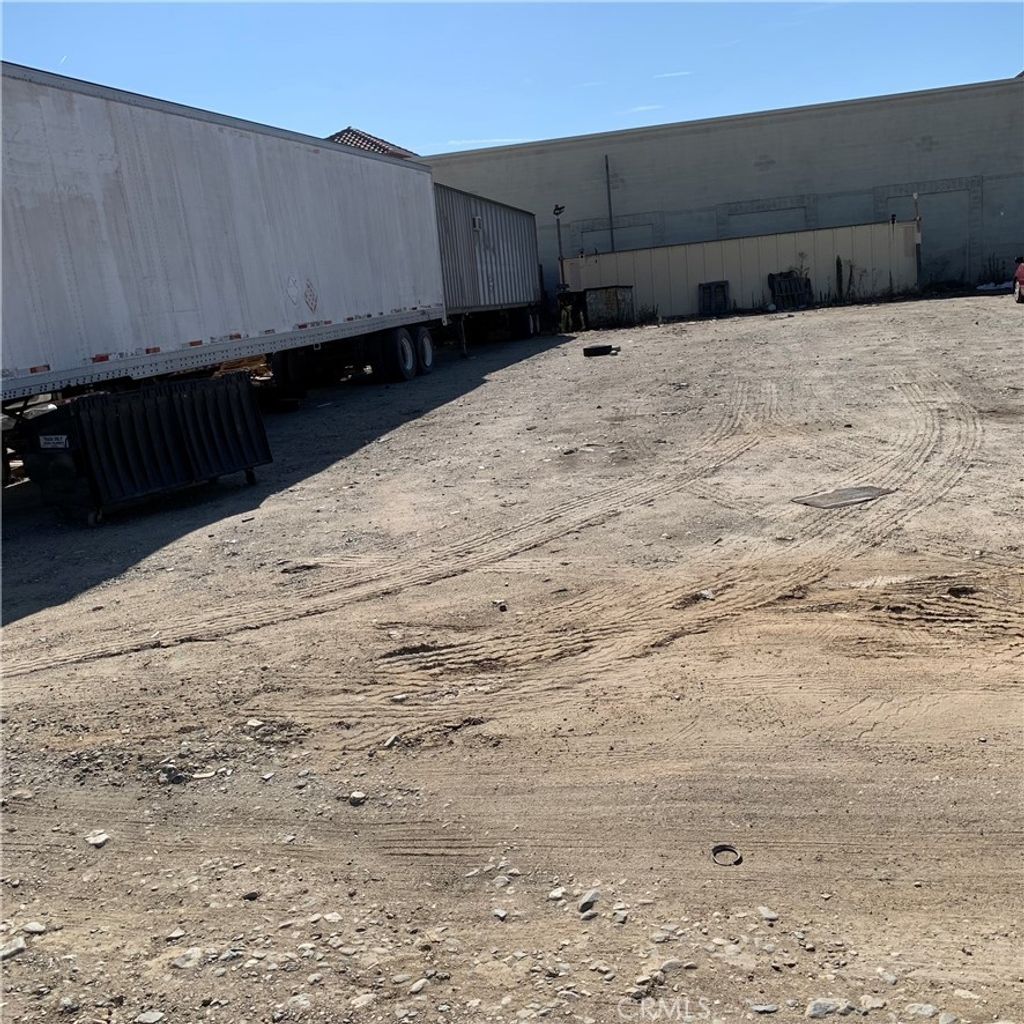 16157 Valley, Fontana