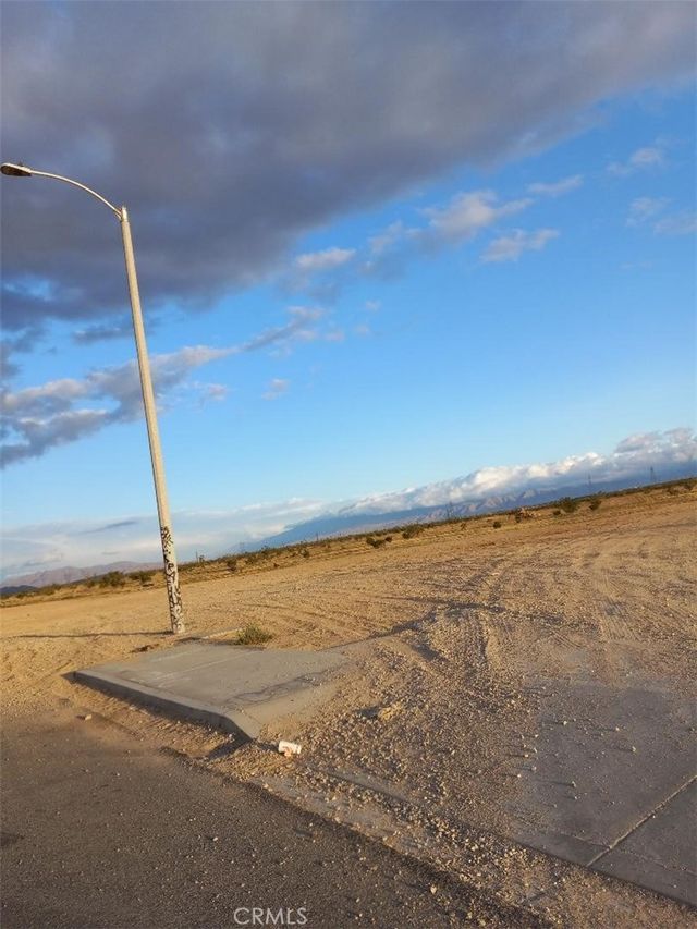 Throuoise Road, Adelanto