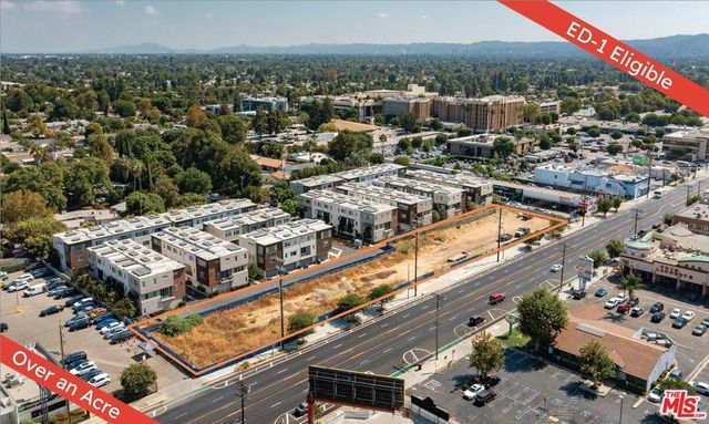 8350 Reseda Boulevard, Northridge