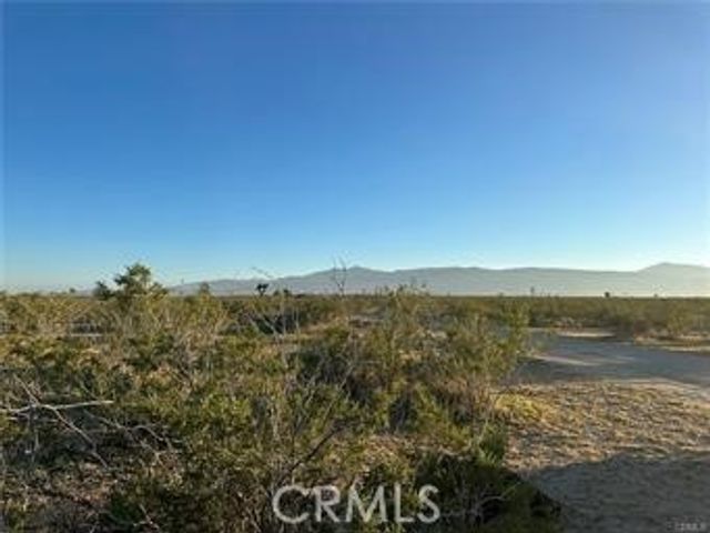 Chamberlaine Way, Adelanto