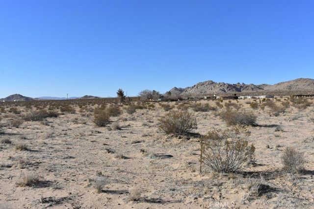 E End Road, Lucerne Valley