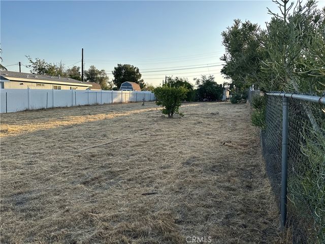 Almond Way, Banning
