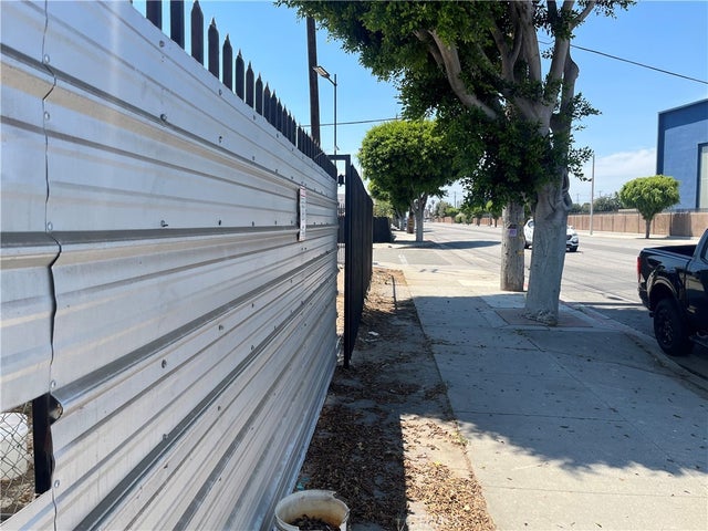 1498 W Compton, Compton