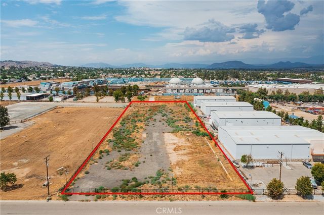 24 Malbert, Perris