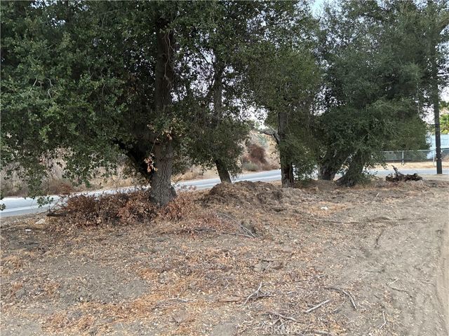 Oakwood Avenue, Val Verde