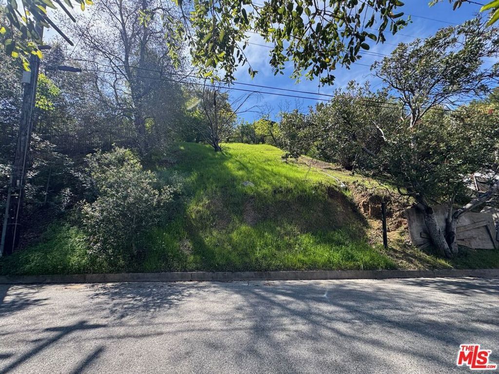 1127 Oneonta Drive, Los Angeles