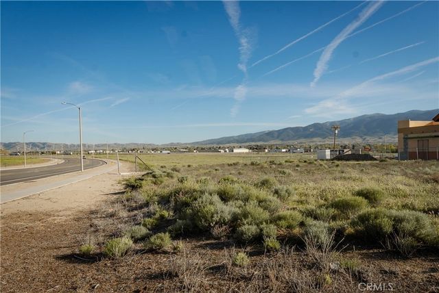 8 Challenger Drive, Tehachapi