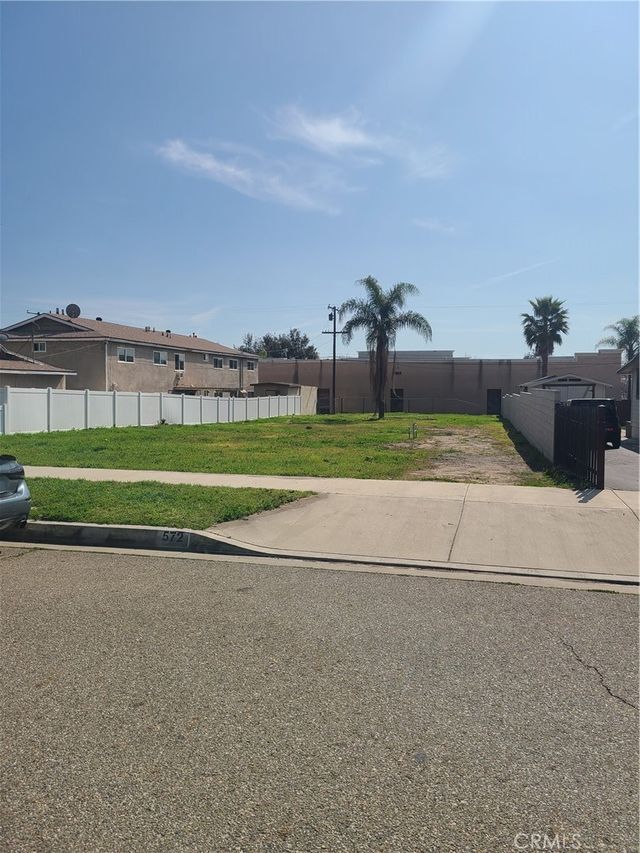 572 West, Upland