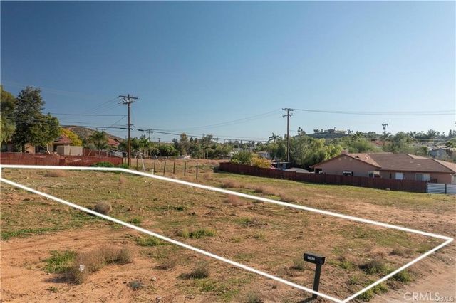 Avenida Gaviota, Menifee
