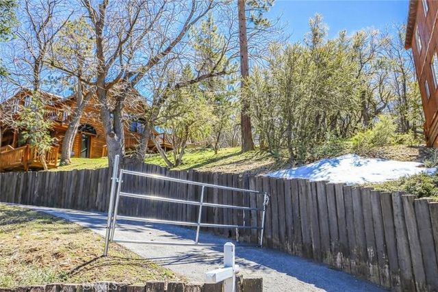 1121 Crags, Fawnskin