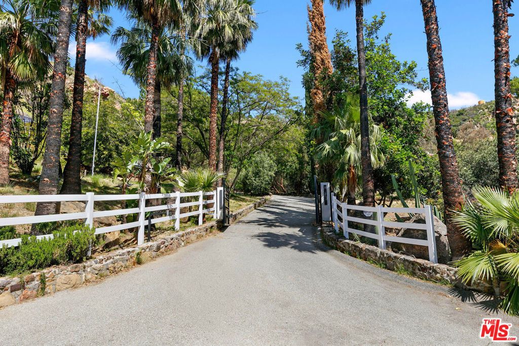 260 Loma Metisse Road, Malibu