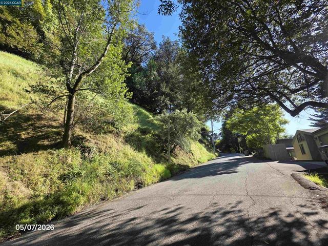 6386 Longcroft Dr, Oakland