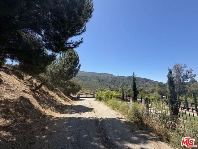 2116 Stunt Road, Calabasas