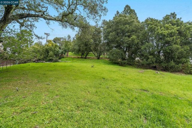 9 Charles Hill Rd, Orinda
