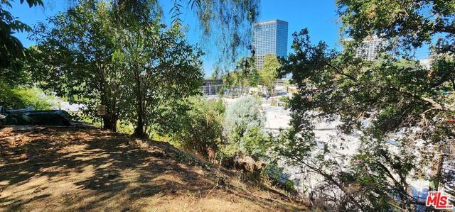 3643 Fredonia Drive, Los Angeles