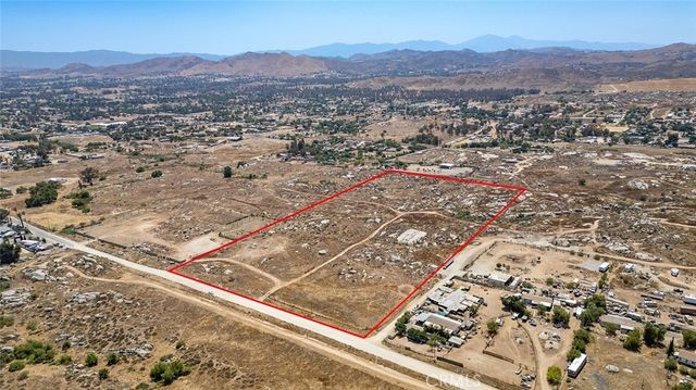 19 Lukens, Perris