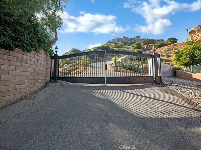 501 Thompson Avenue, Chatsworth