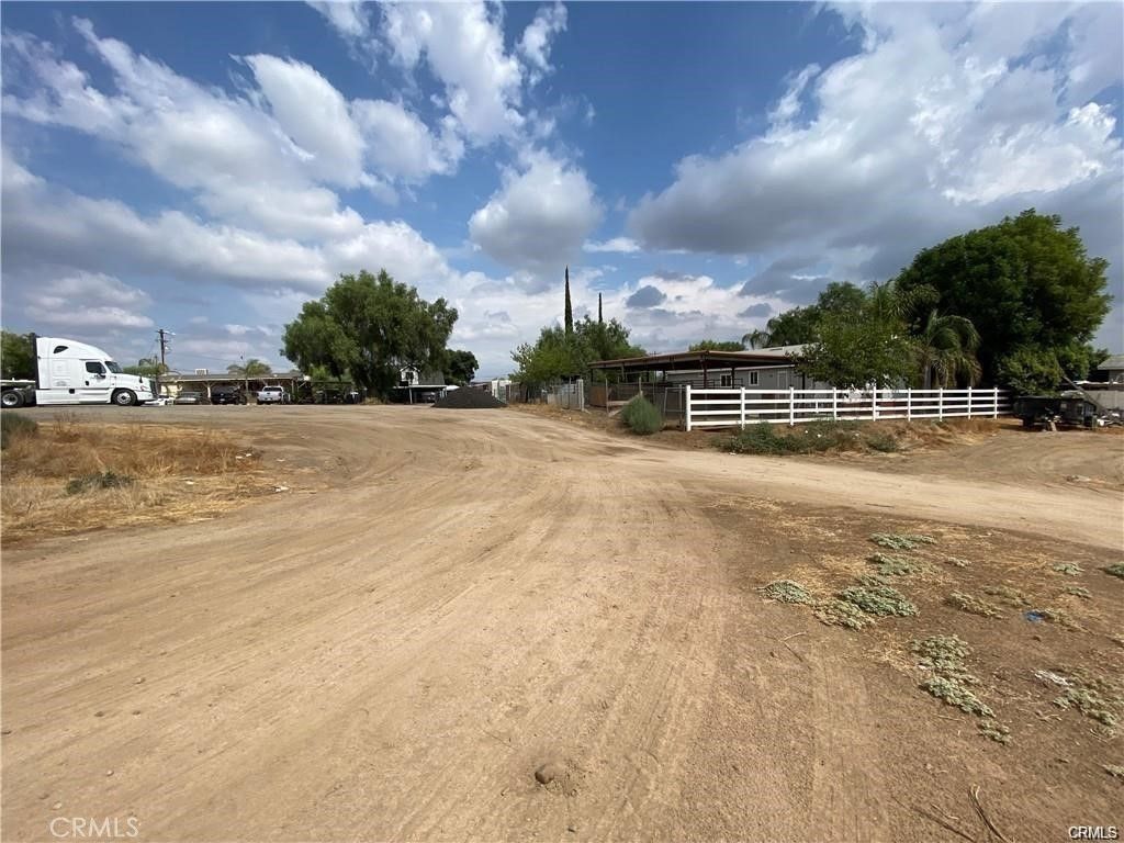 Maguglin Way, Perris
