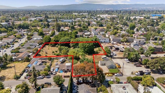990 Garden Street, East Palo Alto