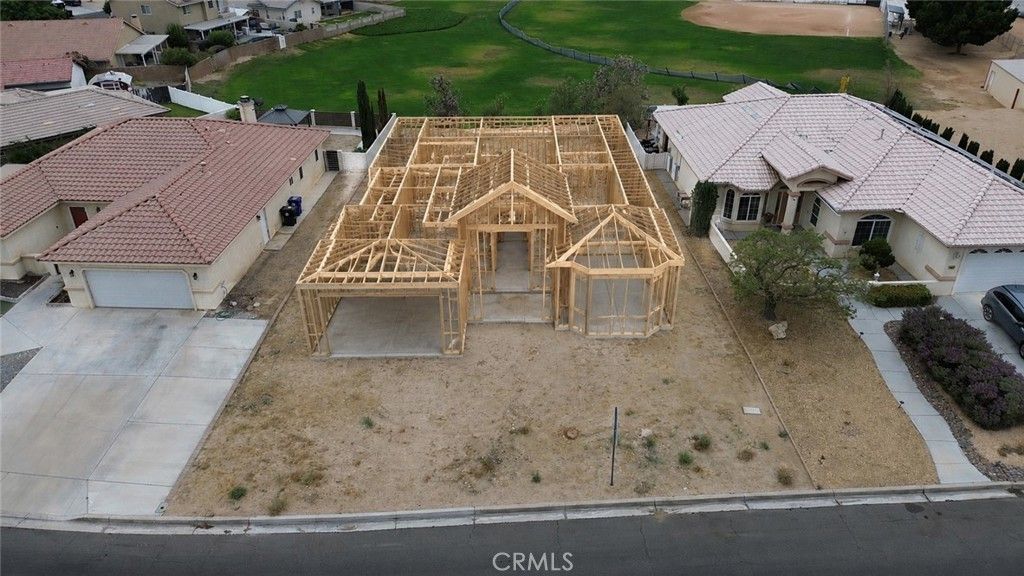 15071 Shady Elm, Helendale