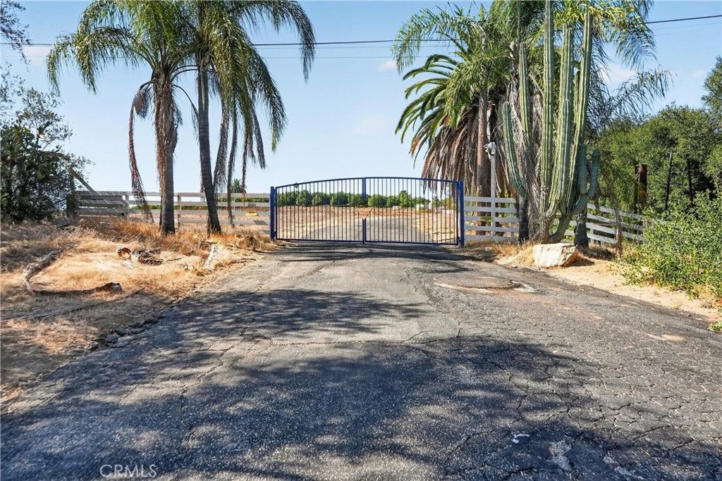 2864 Live Oak Park, Fallbrook