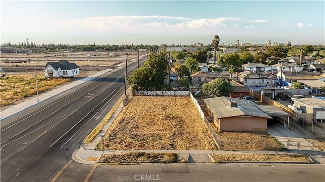 903 E Garrett Avenue, Fresno