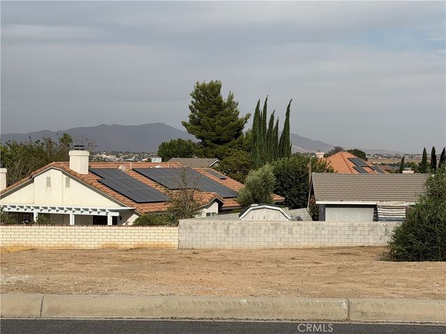 13135 Autumn Leaves, Victorville