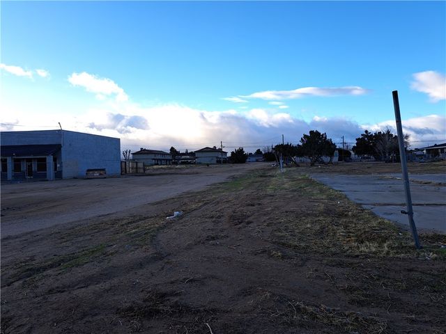 16023 Walnut, Hesperia