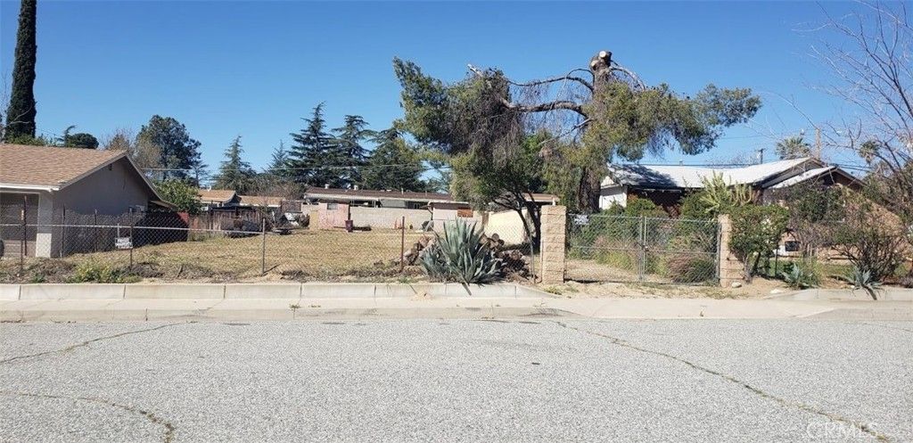 N Woodland Avenue, Banning