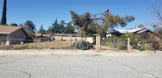 N Woodland Avenue, Banning