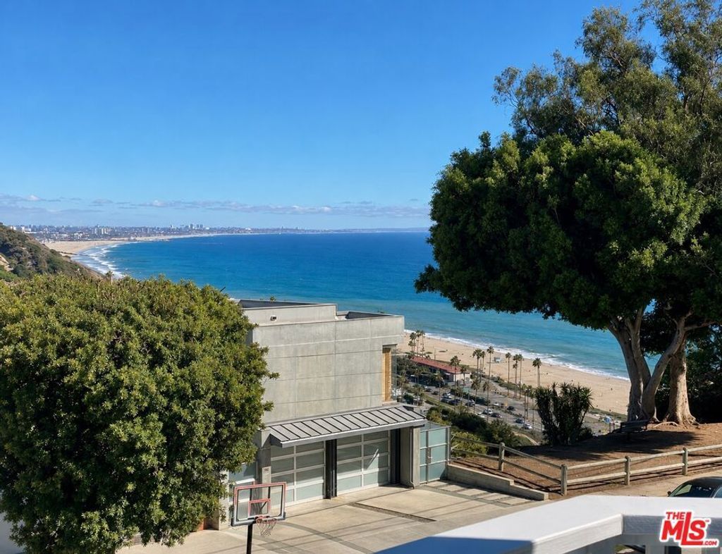 327 N Grenola Street, Pacific Palisades