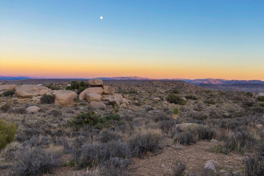 1 Dragonfly Lane, Pioneertown