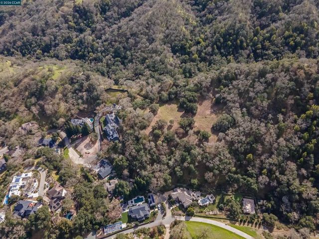 285 Lark Ln, Alamo