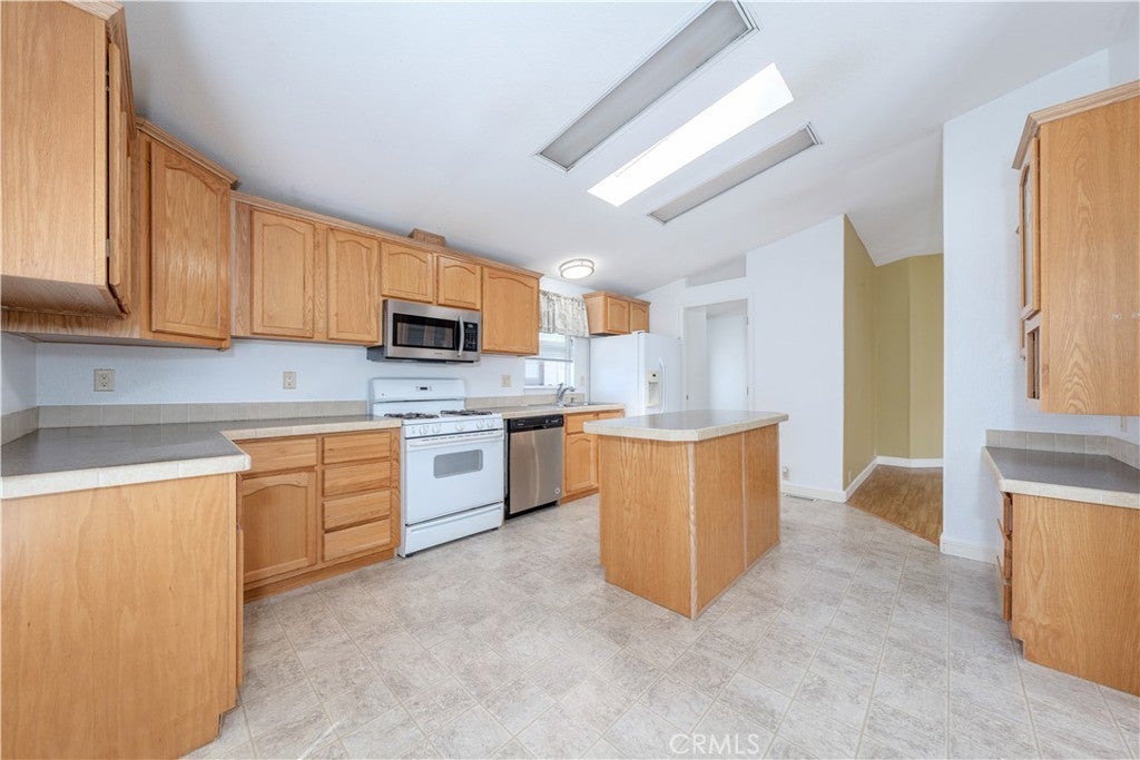 209 Road Runner, Fountain Valley