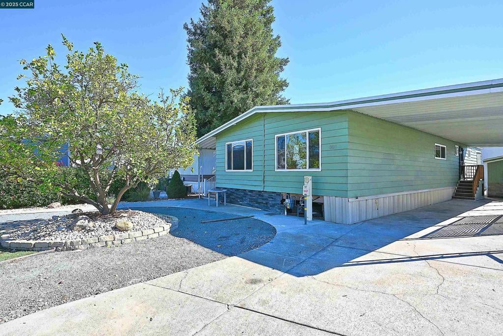 301 Avenida Flores, Pacheco