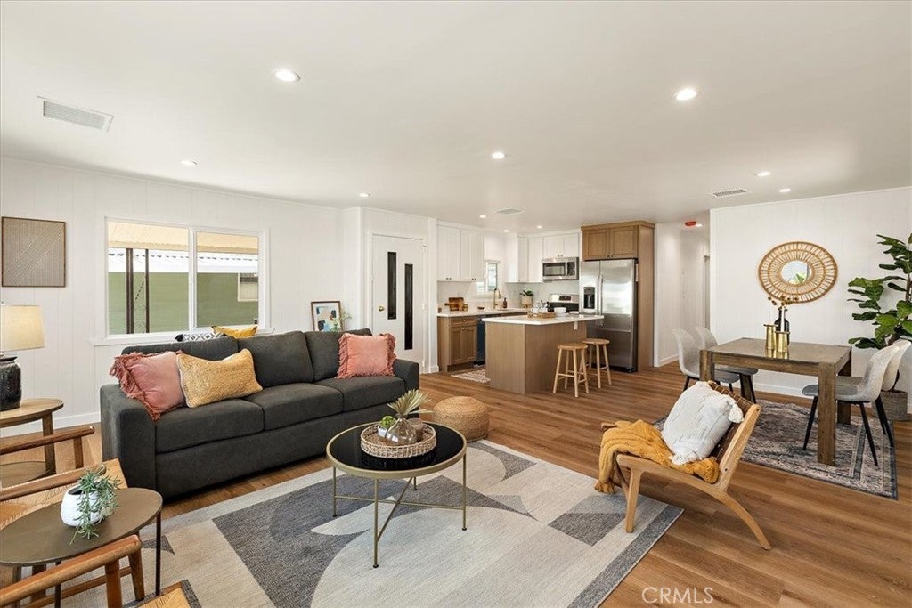 Photo of Listing #DW26069328