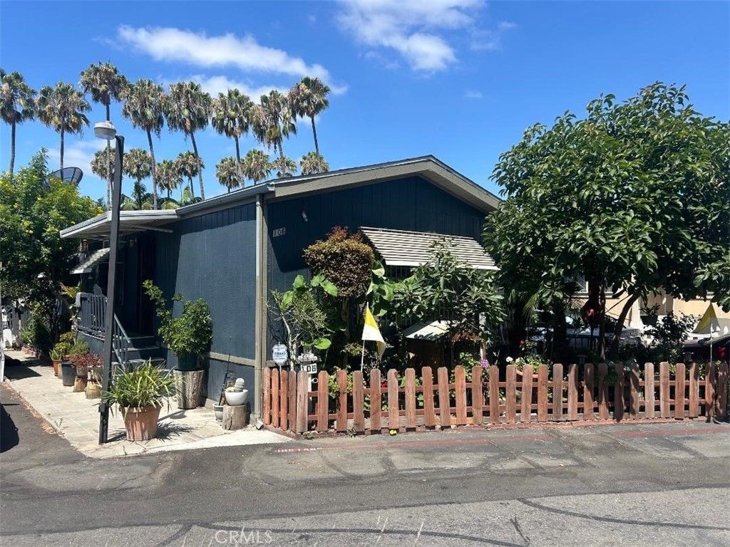 106 Amalfi, Santa Ana