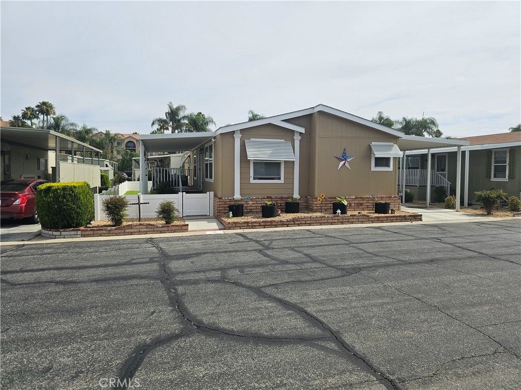 2205 W Acacia Avenue # 16, Hemet