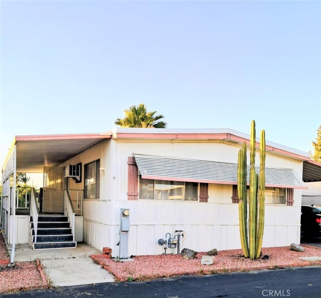 725 Thornton W # 97, Hemet