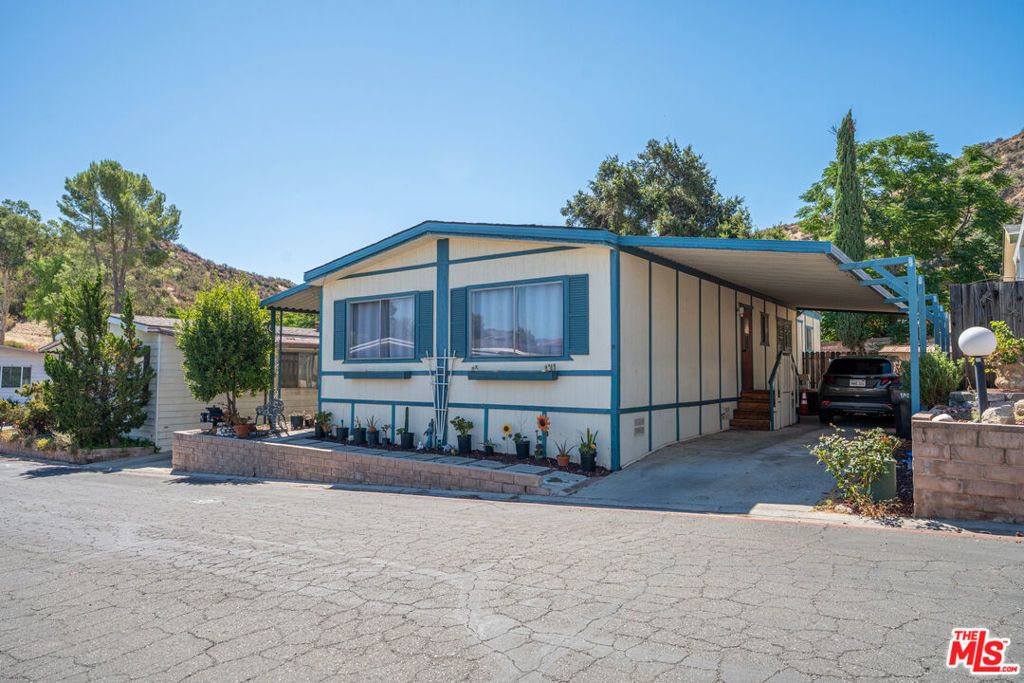 27722 Moonridge Lane # #27, Castaic
