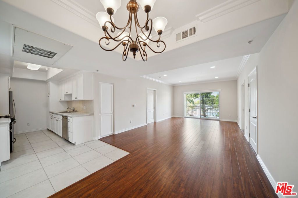 3328 S. Oakhurst Ave. # 203, Los Angeles