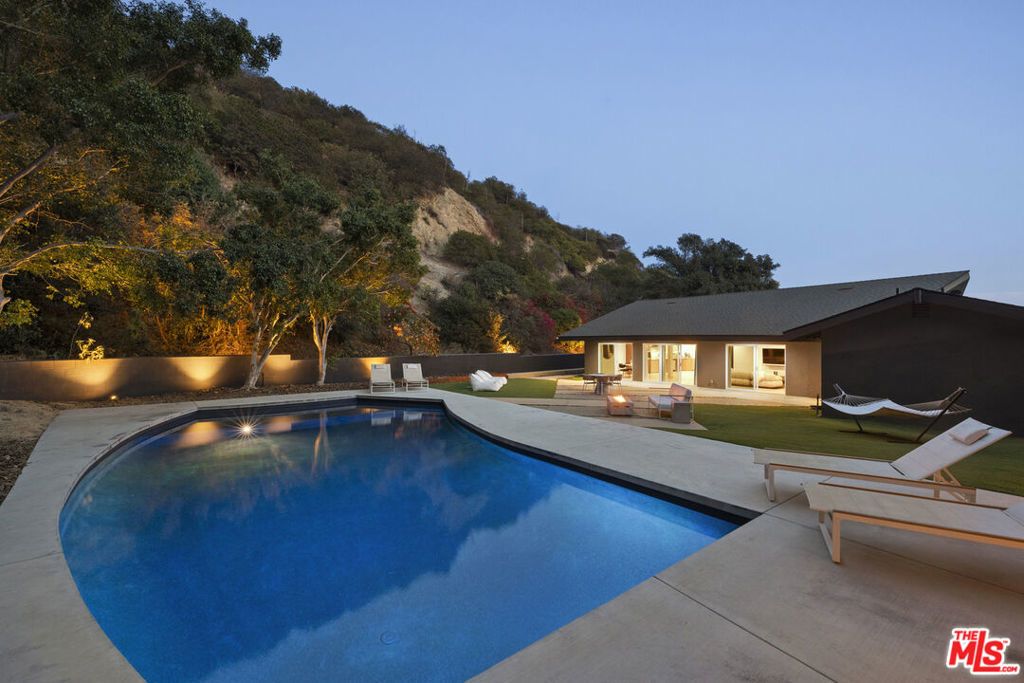 9289 Swallow Drive, Los Angeles