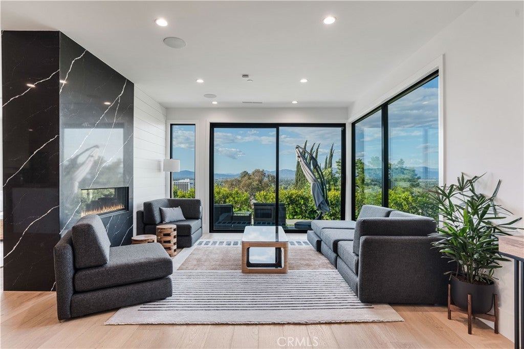 Photo of Listing #SR25146489