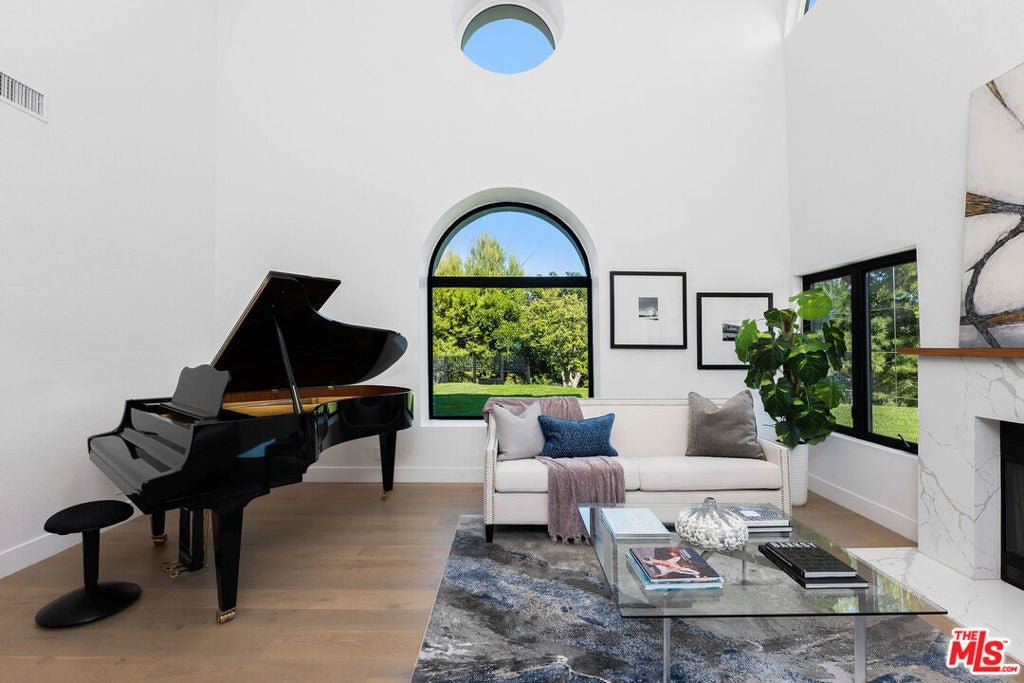 Photo of Listing #25560443