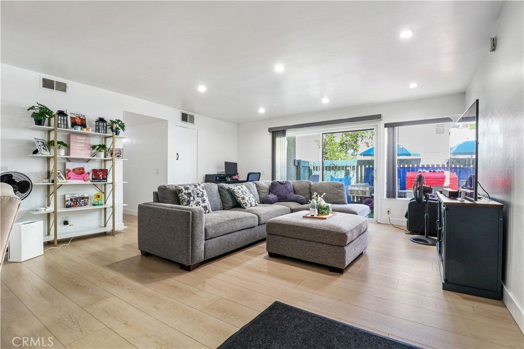 Photo of Listing #SR25185534