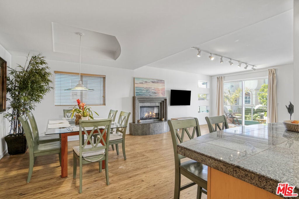 Photo of Listing #25587477