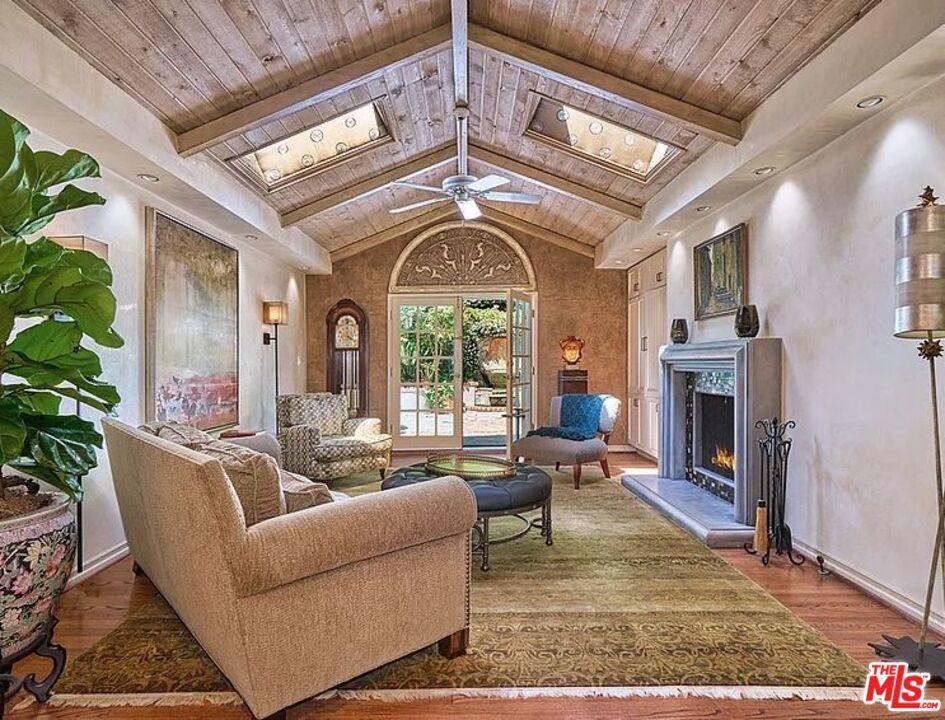 Photo of Listing #25590677