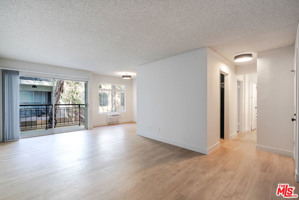 Photo of Listing #25593775