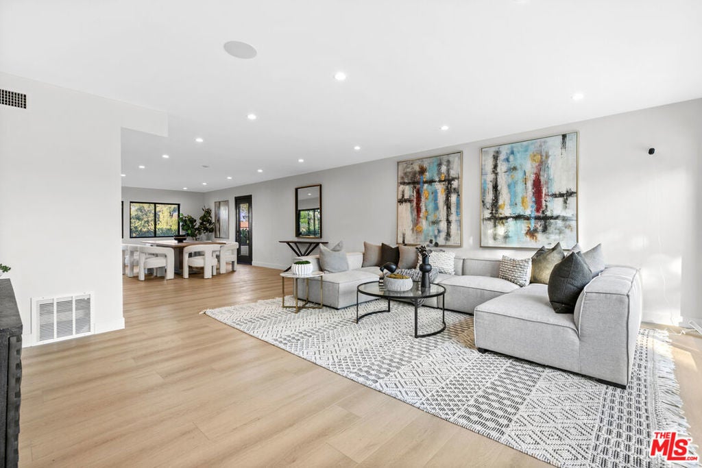 Photo of Listing #25596123